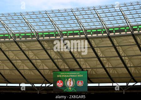 Berlino, Germania. 25 maggio 2024. Calcio: Coppa DFB, 1. FC Kaiserslautern - Bayer 04 Leverkusen, finale, Olympiastadion. Vista del tabellone di valutazione con il dispositivo. Credito: Soeren Stache/dpa/Alamy Live News Foto Stock