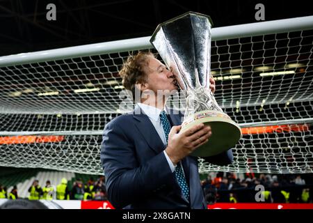 Dublino, Irlanda. 22 maggio 2024. Stephen Pagliuca festeggia con il trofeo durante la finale di UEFA Europa League tra Atalanta BC e Bayer 04 Leverkusen. Crediti: Nicolò campo/Alamy Live News Foto Stock