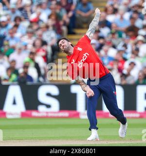 Birmingham, Regno Unito. 25 maggio 2024. Reece Topley in azione bowling durante la 2a partita Vitality IT20 tra Inghilterra e Pakistan all'Edgbaston Cricket Ground, Birmingham, Inghilterra, il 25 maggio 2024. Foto di Stuart Leggett. Solo per uso editoriale, licenza richiesta per uso commerciale. Non utilizzare in scommesse, giochi o pubblicazioni di singoli club/campionato/giocatori. Crediti: UK Sports Pics Ltd/Alamy Live News Foto Stock