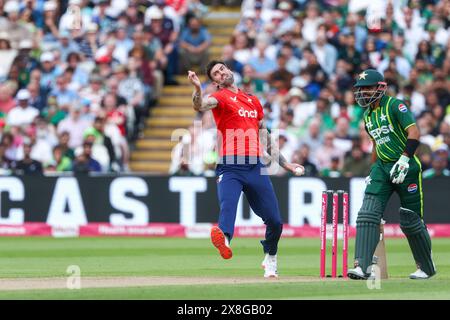 Birmingham, Regno Unito. 25 maggio 2024. Reece Topley in azione bowling durante la 2a partita Vitality IT20 tra Inghilterra e Pakistan all'Edgbaston Cricket Ground, Birmingham, Inghilterra, il 25 maggio 2024. Foto di Stuart Leggett. Solo per uso editoriale, licenza richiesta per uso commerciale. Non utilizzare in scommesse, giochi o pubblicazioni di singoli club/campionato/giocatori. Crediti: UK Sports Pics Ltd/Alamy Live News Foto Stock