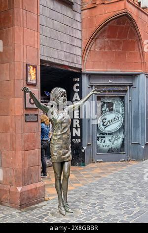 Statua di Cilla Black fuori dal Cavern Club a Liverpool, Lancashire, Regno Unito, il 20 maggio 2024 Foto Stock