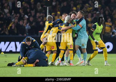 Gosford, Australia. 25 maggio 2024. La squadra del Central Coast Mariners FC ha visto celebrare la sua vittoria durante la partita delle Grand Finals della stagione 2023-24 di Isuzu UTE tra Central Coast Mariners e Melbourne Victory FC tenutasi all'Industree Group Stadium. Punteggio finale; Central Coast Mariners FC 3:1 Melbourne Victory FC. (Foto di Luis Veniegra/SOPA Images/Sipa USA) credito: SIPA USA/Alamy Live News Foto Stock