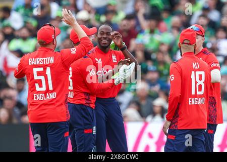 Birmingham, Regno Unito. 25 maggio 2024. Jofra Archer (centro) festeggia con i compagni di squadra durante la 2a partita Vitality IT20 tra Inghilterra e Pakistan all'Edgbaston Cricket Ground, Birmingham, Inghilterra, il 25 maggio 2024. Foto di Stuart Leggett. Solo per uso editoriale, licenza richiesta per uso commerciale. Non utilizzare in scommesse, giochi o pubblicazioni di singoli club/campionato/giocatori. Crediti: UK Sports Pics Ltd/Alamy Live News Foto Stock