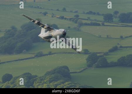 RAF A400M in una sortita di addestramento di basso livello nella Wye Valley Foto Stock