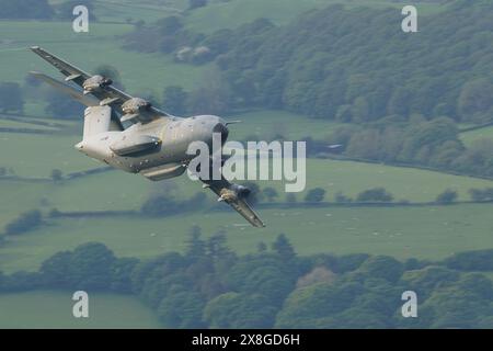 RAF A400M in una sortita di addestramento di basso livello nella Wye Valley Foto Stock