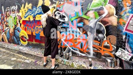 London Leake Street l'artista del Graffiti Tunnel dipinge il quadro sul muro Foto Stock