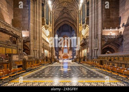 Vista interna delle bancarelle del coro, dello spazio centrale e della navata e delle vetrate colorate della Cattedrale di Liverpool, Liverpool, Merseyside, Regno Unito il 22 maggio 2024 Foto Stock