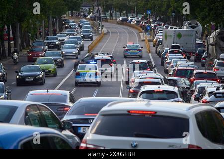 Bucarest, Romania - 24 maggio 2024: Auto in traffico all'ora di punta su un viale di Bucarest. Foto Stock