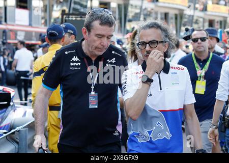 Monte Carlo, Principato di Monaco. 25 maggio 2024. Formula 1 Gran Premio di Monaco sul circuito di Monaco di Monte Carlo. Nella foto: Bruno Famin, team principal del BWT Alpine F1 Team e Laurent Mekies, team principal di Visa Cash App RB Formula One Team © Piotr Zajac/Alamy Live News Foto Stock