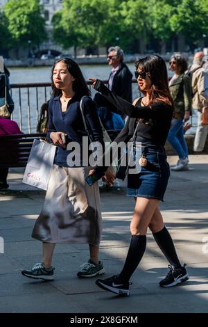 Londra, Regno Unito. 25 maggio 2024. Abiti estivi, sdraio, bevande all'aperto e folle mentre il sole torna a Southbank, Londra. Crediti: Guy Bell/Alamy Live News Foto Stock