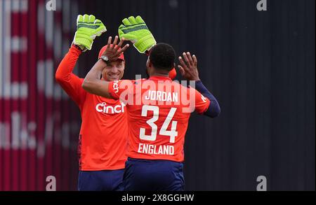 L'inglese Chris Jordan celebra il wicket del pakistano Mohammad Amir con Jos Buttler (a sinistra), durante la seconda partita IT20 a Edgbaston, Birmingham. Data foto: Sabato 25 maggio 2024. Foto Stock