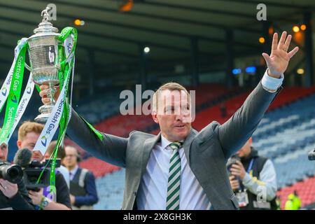 Glasgow, Regno Unito. 25 maggio 2024. Il Celtic ha vinto la Scottish Cup, all'Hampden Park di Glasgow, in Scozia, nel Regno Unito dopo che Adam Idah ha segnato per il Celtic in 90 minuti. Callum McGregor, capitano del Celtic e Brendan Rodgers, allenatore del Celtic, accettò la Coppa. Crediti: Findlay/Alamy Live News Foto Stock