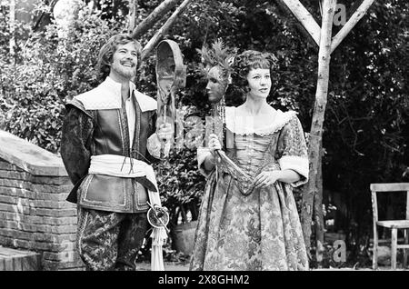 Gary Bond (Benedick), Irena Mayeska (Beatrice) in MUCH ADO ABOUT NOTHING di Shakespeare all'Open Air Theatre, Regent's Park, Londra NW1 14/07/1970 regista: David Conville Foto Stock