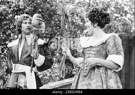 Gary Bond (Benedick), Irena Mayeska (Beatrice) in MUCH ADO ABOUT NOTHING di Shakespeare all'Open Air Theatre, Regent's Park, Londra NW1 14/07/1970 regista: David Conville Foto Stock