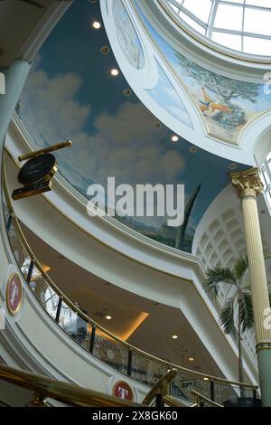 All'interno del Trafford Centre , un grande centro commerciale al coperto e complesso di intrattenimento a Urmston, Greater Manchester, Inghilterra Foto Stock