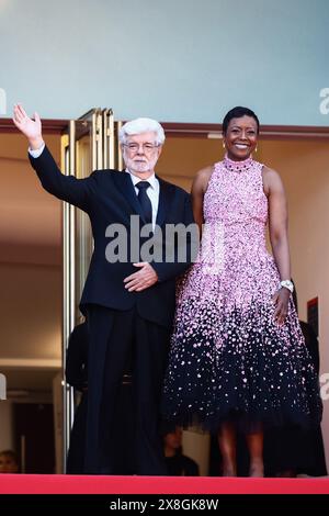 Cannes, Francia. 25 maggio 2024. George Lucas e Mellody Hobson partecipano al tappeto rosso della cerimonia di chiusura al 77° Festival annuale di Cannes al Palais des Festivals il 25 maggio 2024 a Cannes, Francia. (Foto di Beata Zawrzel/NurPhoto) credito: NurPhoto SRL/Alamy Live News Foto Stock