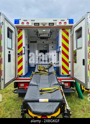 Kiel, Germania - 24.May 2024: Vista nell'area paziente di un'ambulanza con la barella estesa per il paziente Foto Stock