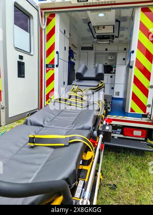 Kiel, Germania - 24.May 2024: Vista nell'area paziente di un'ambulanza con la barella estesa per il paziente Foto Stock