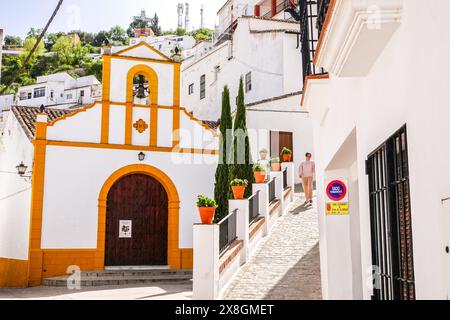 Il minuscolo Eremo di San Benito, costruito sulle rovine di una moschea nel pueblo bianco unico di Setenil de las Bodegas, Spagna. I residenti del piccolo villaggio di Setenil hanno vissuto in case rupestri fin dal neolitico. Foto Stock