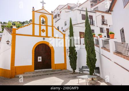 Il minuscolo Eremo di San Benito, costruito sulle rovine di una moschea nel pueblo bianco unico di Setenil de las Bodegas, Spagna. I residenti del piccolo villaggio di Setenil hanno vissuto in case rupestri fin dal neolitico. Foto Stock