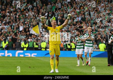 Hampden Park. Glasgow. Scozia, Regno Unito. 25 maggio 2024. Finale della Coppa di Scozia Celtic vs Rangers. Il portiere del Celtic Joe Hart saluta i tifosi per il suo ritiro dal calcio crediti: eric mccowat/Alamy Live News Foto Stock