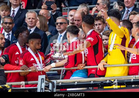 Il presidente della fa, sua altezza reale il Principe di Galles, presenta il fa Cup Trophy ai giocatori del Manchester United durante la finale di fa Cup tra Manchester City e Manchester United allo Stadio di Wembley, Londra, sabato 25 maggio 2024. (Foto: Mike Morese | mi News) crediti: MI News & Sport /Alamy Live News Foto Stock