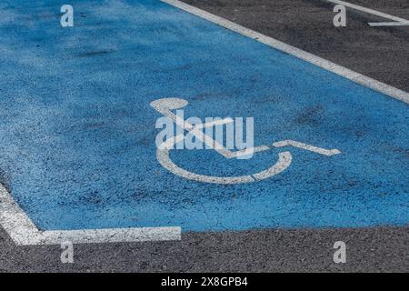 Parcheggio accessibile con sedia a rotelle per conducenti disabili in aree urbane Foto Stock
