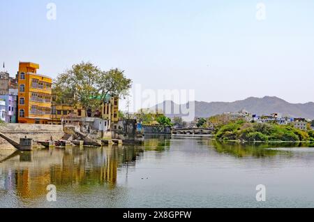 Udaipur e il lago Pichola, città dei laghi, Rajasthan, India Foto Stock
