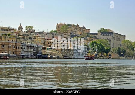 Udaipur e il lago Pichola, città dei laghi, Rajasthan, India Foto Stock