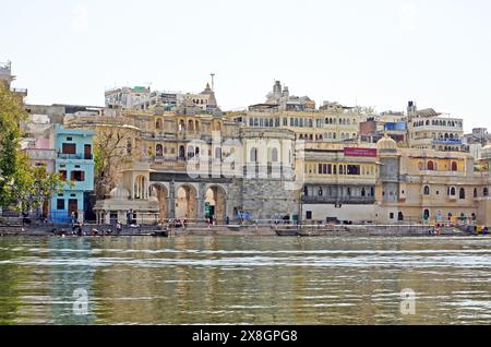 Udaipur e il lago Pichola, città dei laghi, Rajasthan, India Foto Stock