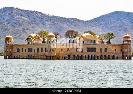 Palazzo JAL Mahal nel lago Man Sagar, Jaipur, India Foto Stock