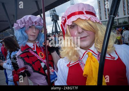 Londra, Regno Unito, 25 maggio 2024. Due visitatori del Comic con London vestono in costume. Crediti: James Willoughby/Alamy Live News Foto Stock