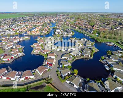 Vista aerea con droni geometrica di case sull'acqua, porticciolo, yacht Marina Park Lemmer Paesi Bassi Foto Stock