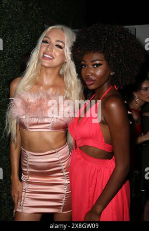 MIAMI, FLORIDA, STATI UNITI - 18 GIUGNO 2022. Modelle e influencer Caroline Derpienski e Amora Cacheé, dietro le quinte della sfilata Models Unlimited Magazine. Foto Stock