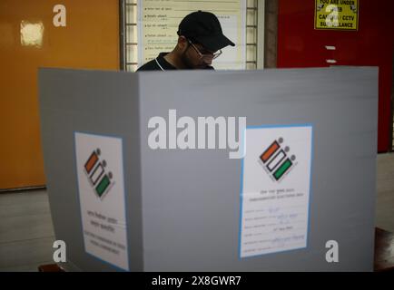 Nuova Delhi, India. 25 maggio 2024. Un votante ha visto esprimere il suo voto in una cabina elettorale durante la sesta fase delle elezioni di Lok Sabha. (Foto di Naveen Sharma/SOPA Images/Sipa USA) credito: SIPA USA/Alamy Live News Foto Stock