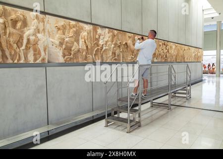 Frammento del fregio del Partenone, l'Acropoli di Atene, V secolo a.C. Museo dell'Acropoli, Atene, Grecia, Europa. Foto Stock