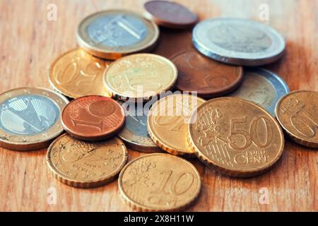 Assortimento Euro Coin. Varie monete in euro su legno, che mostrano la valuta. Utilizza i blog finanziari e i siti di cambio valuta. Foto Stock