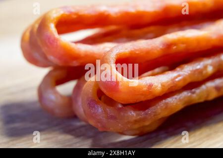 La disposizione delle salsicce su note di legno di un pasto tradizionale o fatto in casa. L'immagine può servire da guida visiva per la selezione delle carni in un negozio di alimentari Foto Stock