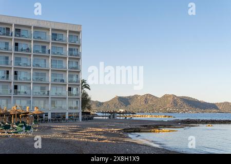 Cala Millor, Spagna; 13 aprile 2024: Vista generale dell'Hotel Levante e di una baia nella località turistica di Cala Bona, al tramonto Foto Stock