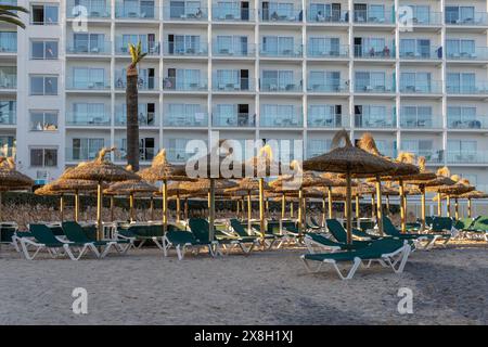 Cala Millor, Spagna; 13 aprile 2024: Vista generale dell'Hotel Levante e di una baia nella località turistica di Cala Bona, al tramonto Foto Stock