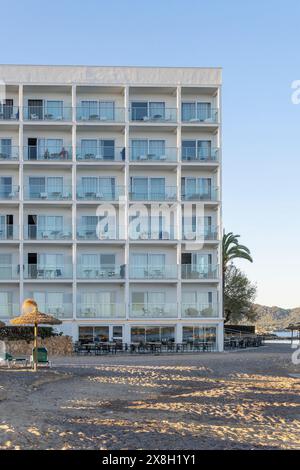 Cala Millor, Spagna; 13 aprile 2024: Vista generale dell'Hotel Levante e di una baia nella località turistica di Cala Bona, al tramonto Foto Stock