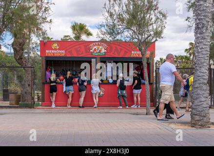 Palma de Mallorca, Spagna; 8 maggio 2024: Vista generale del negozio di tifosi di Bierkonig con i clienti nella località turistica di Playa de Palma de Mallorca, Spai Foto Stock