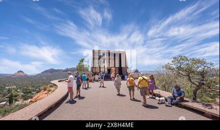 L'iconica Cappella della Santa Croce, affacciata sul deserto di rocce rosse a Sedona, Arizona, USA, il 1° maggio 2024 Foto Stock