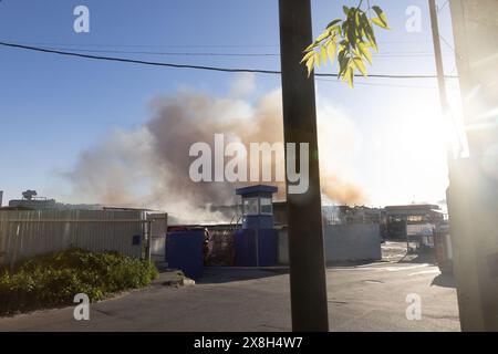 Charkiv, Ucraina. 25 maggio 2024. I vigili del fuoco cercano di spegnere un incendio rotto dopo che gli attacchi russi hanno colpito Charkiv, Ucraina, il 25 maggio 2024. Almeno due persone sono state uccise e 24 altre ferite nell'attacco russo a un ipermercato nella città Ucraina di Charkiv, secondo il suo sindaco Ihor Terekhov, il 25 maggio 2024. Terekhov ha dichiarato in una dichiarazione su Telegram che due bombe aeree sono state sganciate, accusando la Russia di "colpire intenzionalmente” la struttura civile. Foto di Yevhen Titov/ABACAPRESS. COM credito: Abaca Press/Alamy Live News Foto Stock