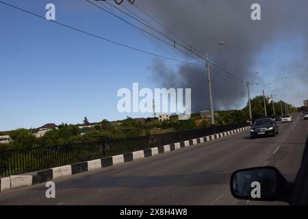 Charkiv, Ucraina. 25 maggio 2024. I vigili del fuoco cercano di spegnere un incendio rotto dopo che gli attacchi russi hanno colpito Charkiv, Ucraina, il 25 maggio 2024. Almeno due persone sono state uccise e 24 altre ferite nell'attacco russo a un ipermercato nella città Ucraina di Charkiv, secondo il suo sindaco Ihor Terekhov, il 25 maggio 2024. Terekhov ha dichiarato in una dichiarazione su Telegram che due bombe aeree sono state sganciate, accusando la Russia di "colpire intenzionalmente” la struttura civile. Foto di Yevhen Titov/ABACAPRESS. COM credito: Abaca Press/Alamy Live News Foto Stock
