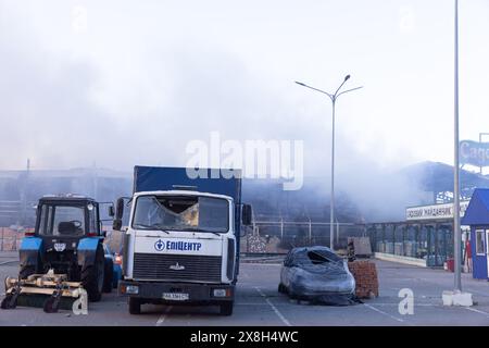 Charkiv, Ucraina. 25 maggio 2024. I vigili del fuoco cercano di spegnere un incendio rotto dopo che gli attacchi russi hanno colpito Charkiv, Ucraina, il 25 maggio 2024. Almeno due persone sono state uccise e 24 altre ferite nell'attacco russo a un ipermercato nella città Ucraina di Charkiv, secondo il suo sindaco Ihor Terekhov, il 25 maggio 2024. Terekhov ha dichiarato in una dichiarazione su Telegram che due bombe aeree sono state sganciate, accusando la Russia di "colpire intenzionalmente” la struttura civile. Foto di Yevhen Titov/ABACAPRESS. COM credito: Abaca Press/Alamy Live News Foto Stock