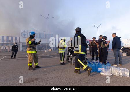 Charkiv, Ucraina. 25 maggio 2024. I vigili del fuoco cercano di spegnere un incendio rotto dopo che gli attacchi russi hanno colpito Charkiv, Ucraina, il 25 maggio 2024. Almeno due persone sono state uccise e 24 altre ferite nell'attacco russo a un ipermercato nella città Ucraina di Charkiv, secondo il suo sindaco Ihor Terekhov, il 25 maggio 2024. Terekhov ha dichiarato in una dichiarazione su Telegram che due bombe aeree sono state sganciate, accusando la Russia di "colpire intenzionalmente” la struttura civile. Foto di Yevhen Titov/ABACAPRESS. COM credito: Abaca Press/Alamy Live News Foto Stock