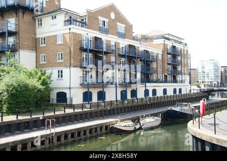 Blocchi di appartamenti con vista sul Limehouse Basin/Marina e Limehouse Cut, Limehouse, Tower Hamlets, Londra, Regno Unito. Il taglio Limehouse da Limehouse Lock Foto Stock