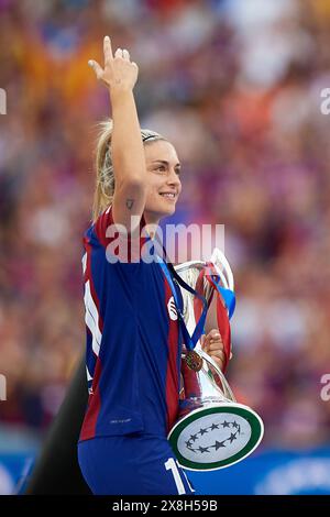 Alexia Putellas del FC Barcelona festeggia con il trofeo dopo la vittoria nella finale di UEFA Women's Champions League 2023/24 tra FC Barcelona e Olympique Lyonnais all'Estadio de San Mames il 25 maggio 2024 a Bilbao, Spagna. (Foto di QSP) Foto Stock