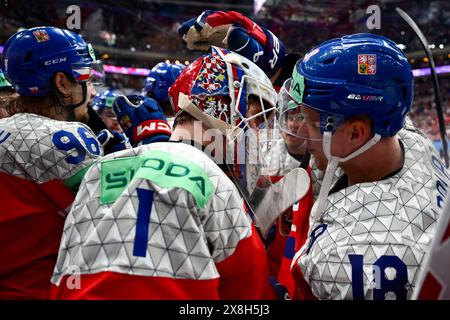 Praga, Repubblica Ceca. 25 maggio 2024. L-R David Tomasek (CZE), portiere Lukas Dostal (CZE) e Ondrej Palat (CZE) celebrano una vittoria dopo la semifinale del Campionato del mondo 2024 IIHF contro la Cechia, a Praga, in Repubblica Ceca, il 25 maggio 2024. Crediti: Ondrej Deml/CTK Photo/Alamy Live News Foto Stock